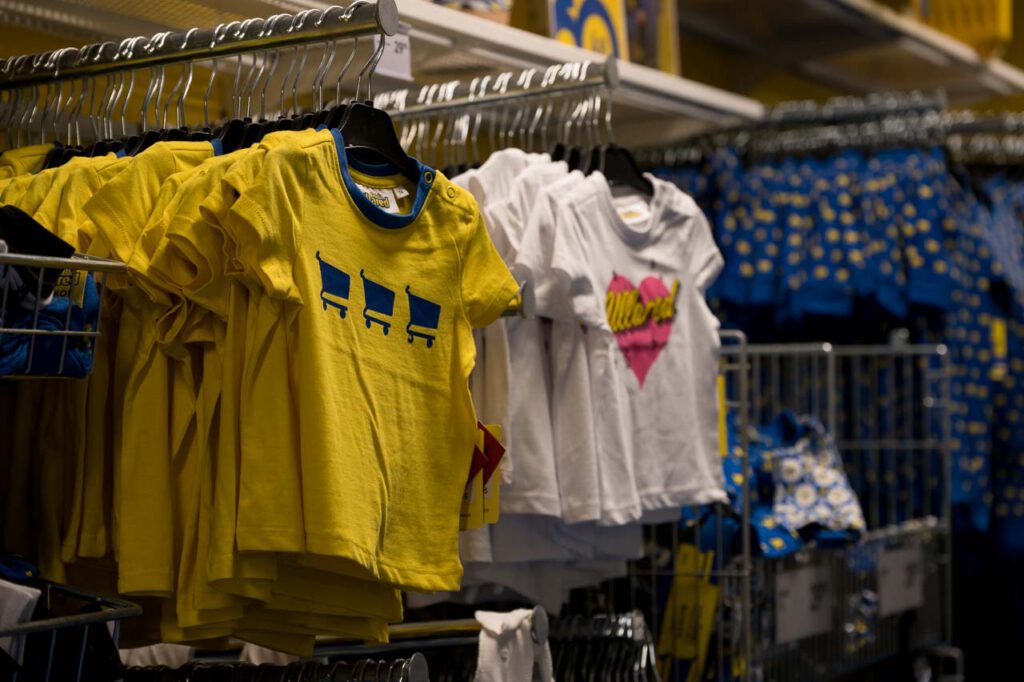 T-Shirts für Kinder hängen auf Bügeln im Supermarkt.