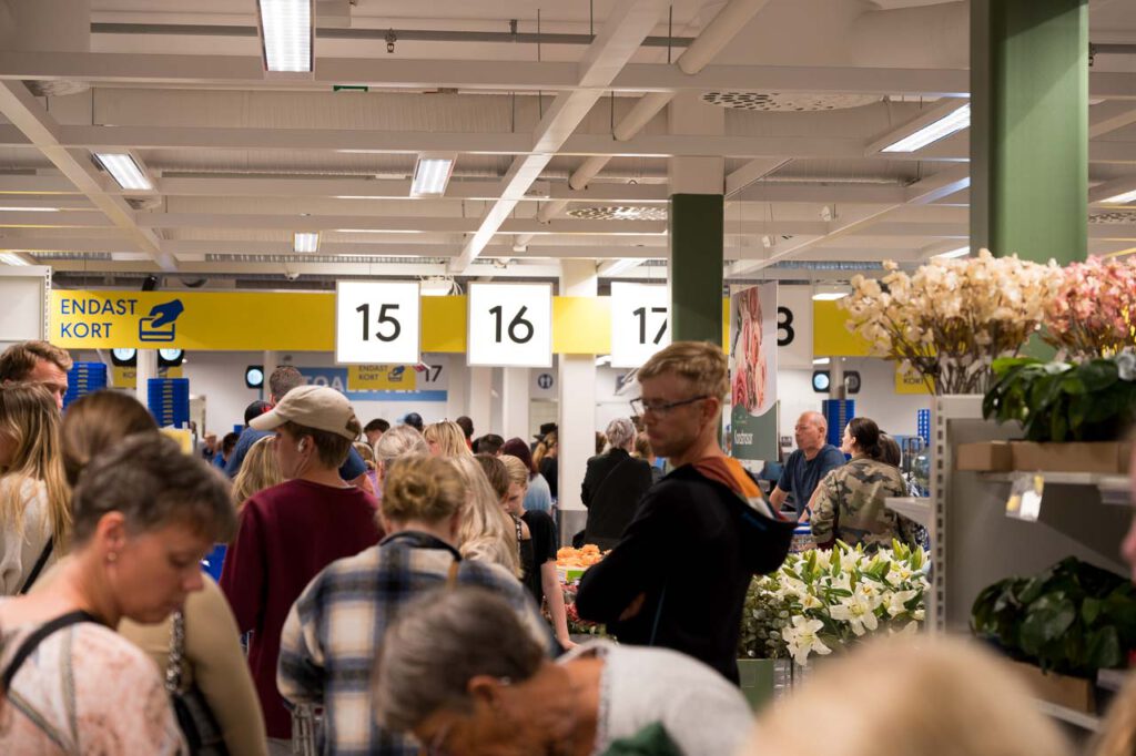 Menschenmassen vor den Kassen im Gekås.