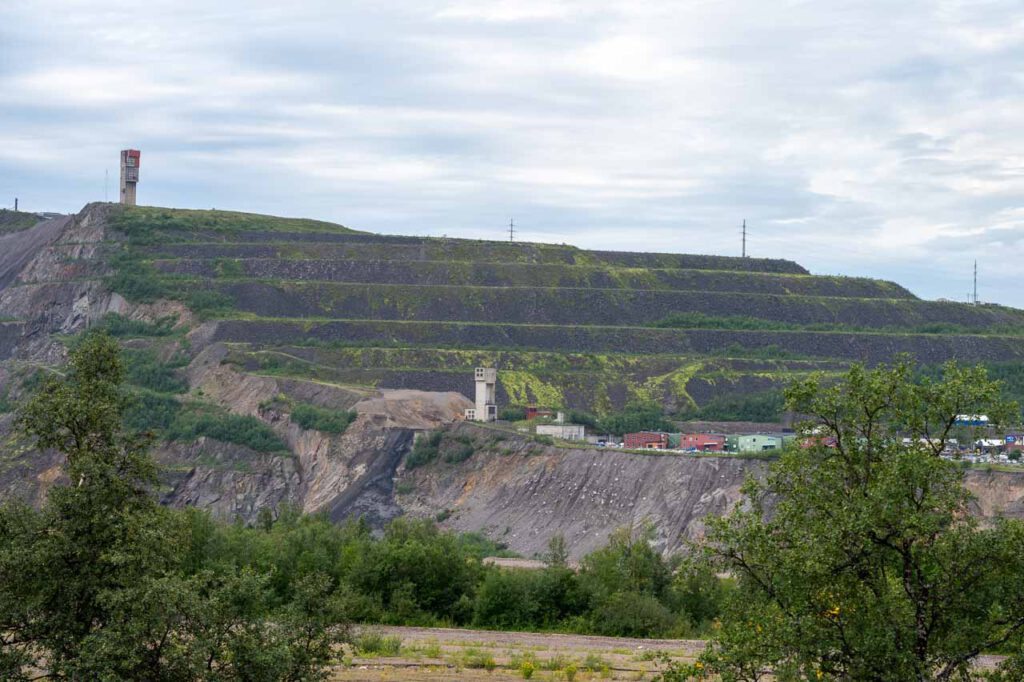 Die Abraumhalde des Bergwerks in Kiruna.