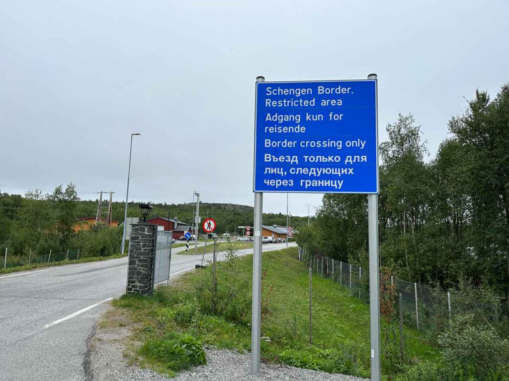 Schild vor der norwegisch-russischen Grenze