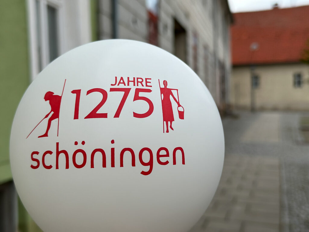 Ein Luftballon mit Aufdruck zum Stadtjubiläum von Schöningen