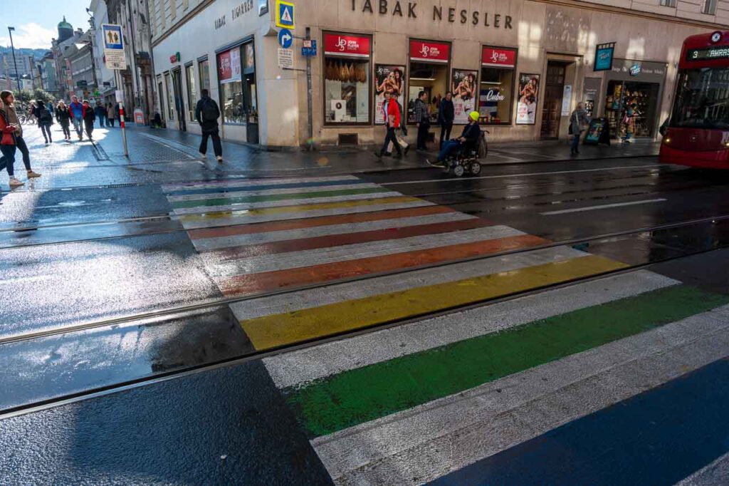 In Innsbruck gibt es Zebrastreifen in Regenbogenfarben. 