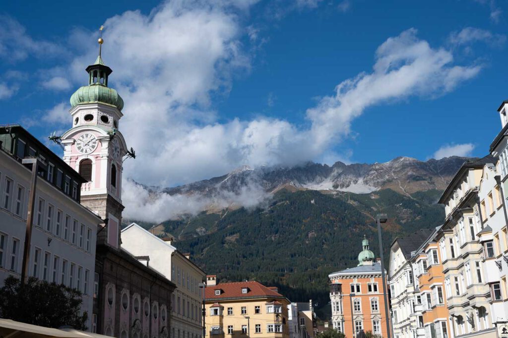 Die Dächer Innsbrucks, im Hintergrund die Alpen.
