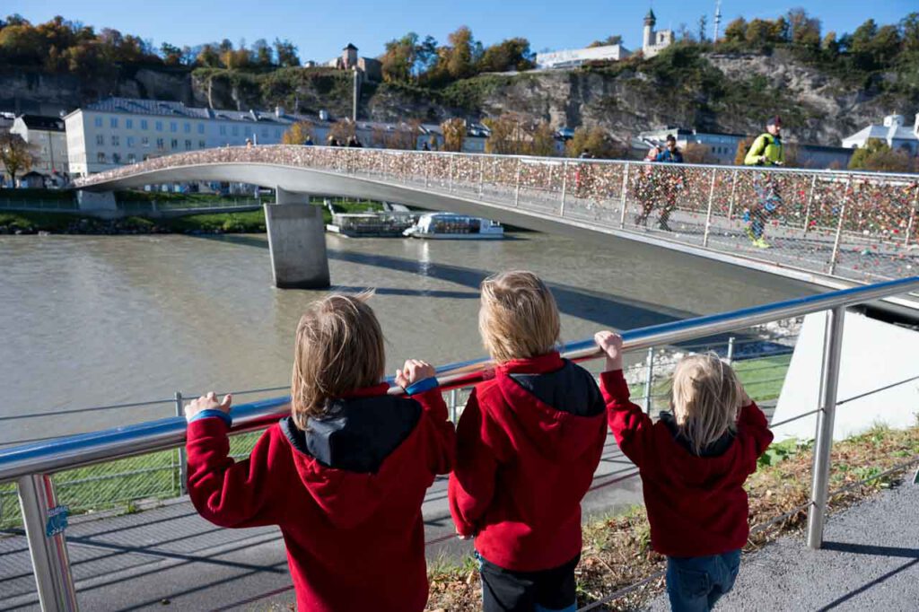 Brücke mit Liebesschlössern in Salzburg.