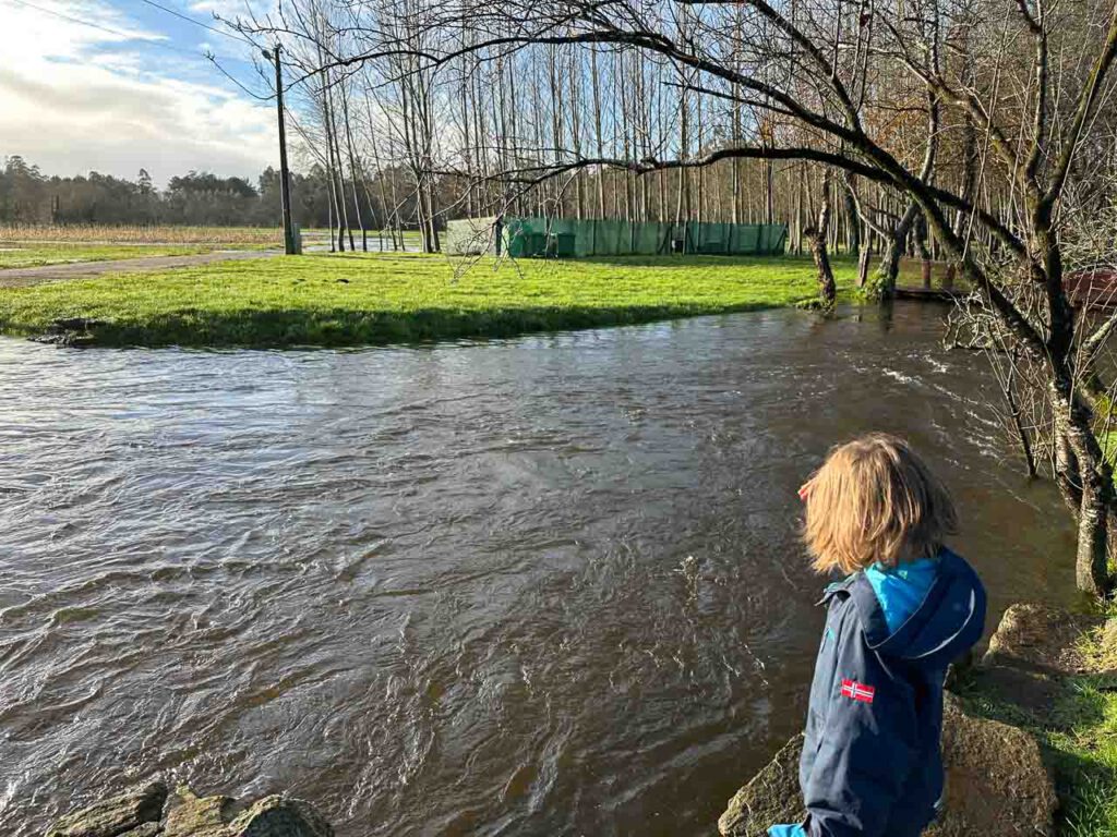 Ein Kind schaut auf einen Fluss