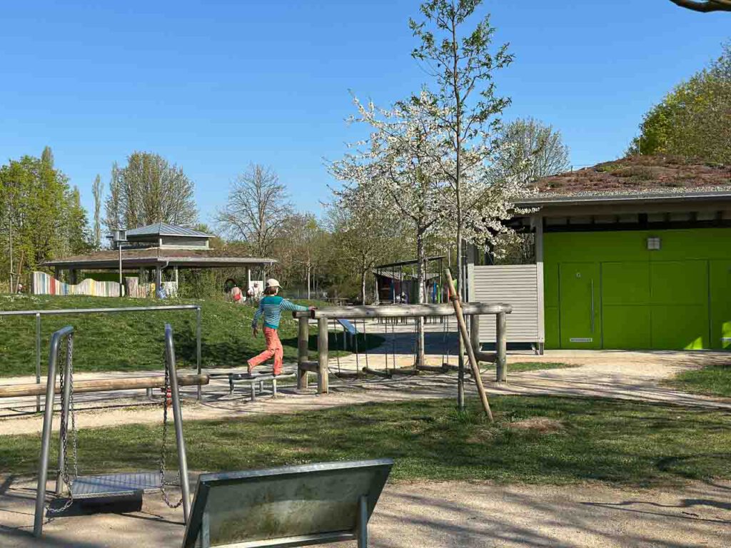 Spielplatz im Frühling.